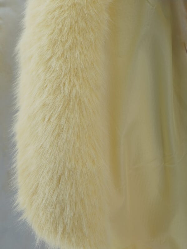 Abrigo amarillo elegante mujer | Stylicious (18)