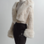 Chaqueta corta de pelo blanca | Stylicious (2)