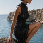 Vestido negro elegante de cuello alto | Stylicious