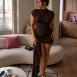 Vestido marron drapeado elegante | Stylicious (14)