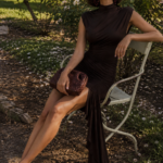 Vestido marron drapeado elegante | Stylicious (6)