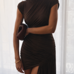 Vestido marron drapeado elegante | Stylicious (10)