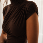 Vestido marron drapeado elegante | Stylicious (9)