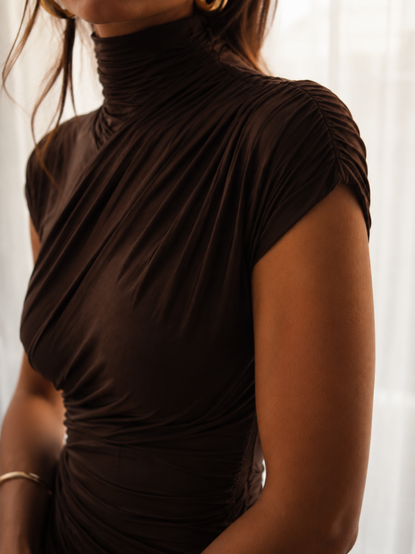 Vestido marron drapeado elegante | Stylicious (9)