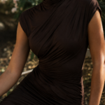 Vestido marron drapeado elegante | Stylicious (7)