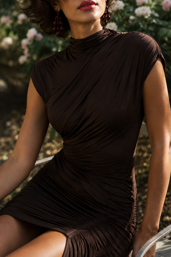Vestido marron drapeado elegante | Stylicious (7)