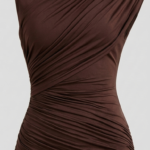 Vestido marron drapeado elegante | Stylicious (24)