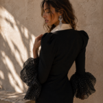 Blazer BM negra de espalda, detalle de la manga con volantes de encaje
