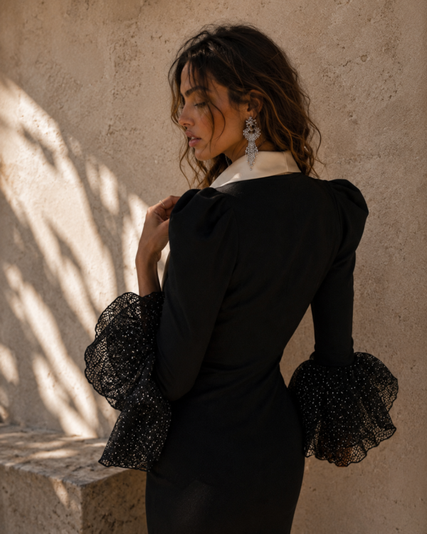 Blazer BM negra de espalda, detalle de la manga con volantes de encaje