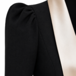 Detalle del hombro abullonado y la solapa de raso marfil de la Blazer BM
