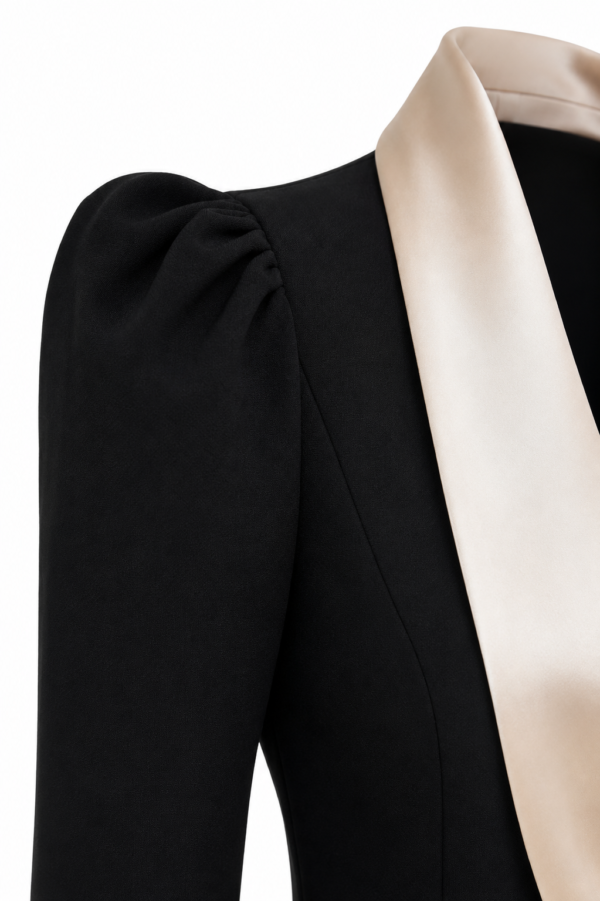 Detalle del hombro abullonado y la solapa de raso marfil de la Blazer BM