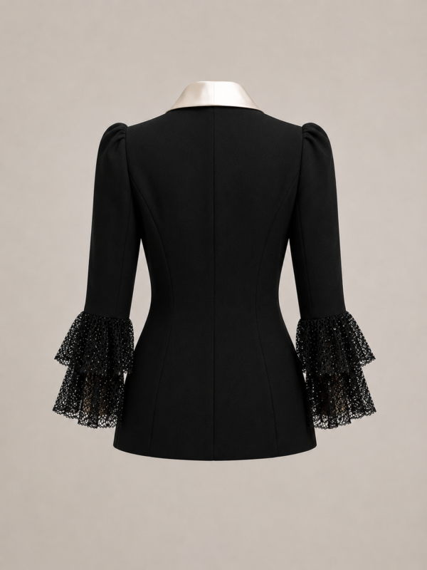 Chaqueta negra con volantes de encaje